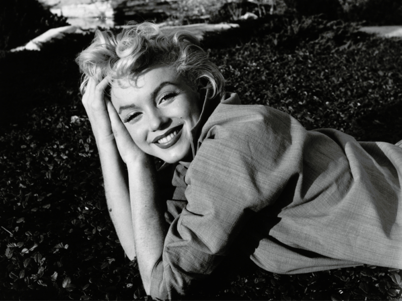 Fotografía en blanco y negro de Marilyn Monroe sonriendo a la cámara