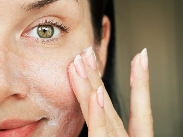 Este exfoliante recomendado por Oprah combate las arrugas, el enrojecimiento y los poros dilatados