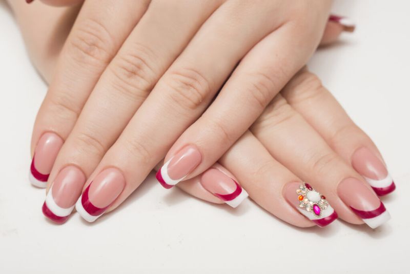Imagen de uñas de punta francesa rosas y blancas.