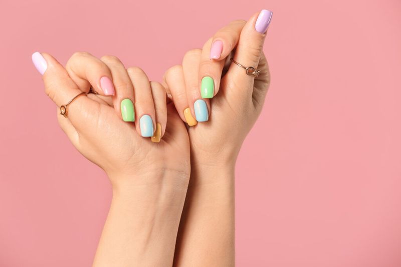 Imagen de uñas pintadas en colores pastel.