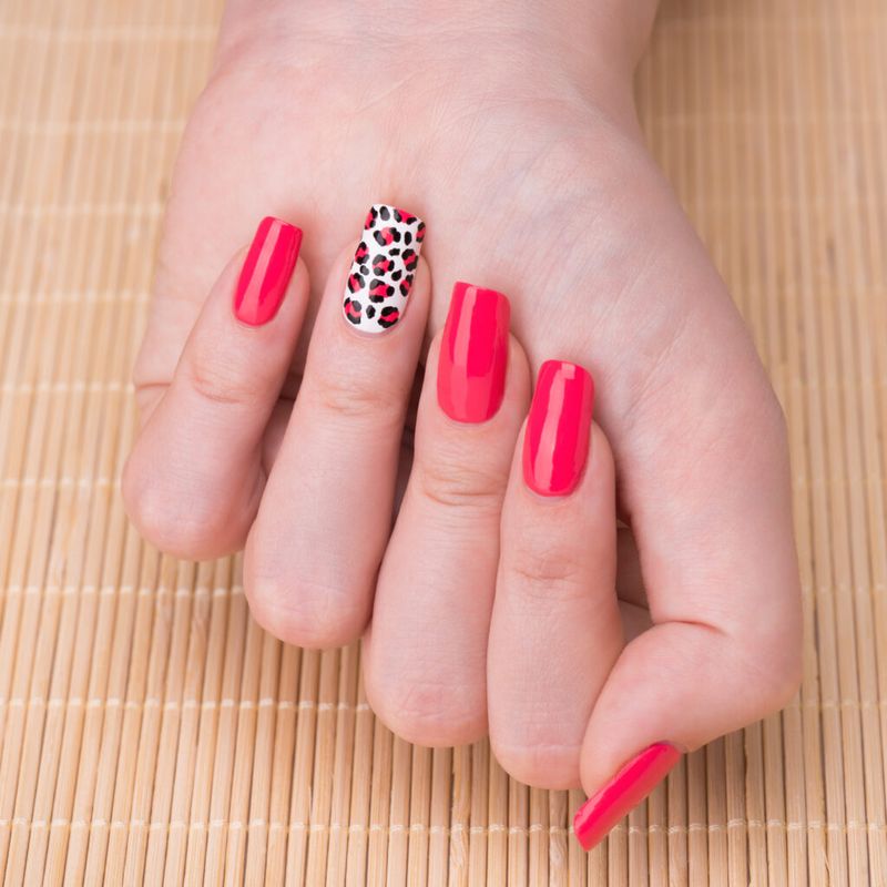 Imagen de uñas con diseño animal print.