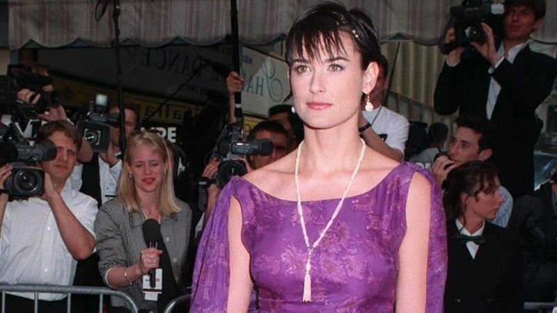 Apmeklējot Kannu kinofestivālu 1997. gadā, Demija Mūra valkā purpursarkanu kleitu