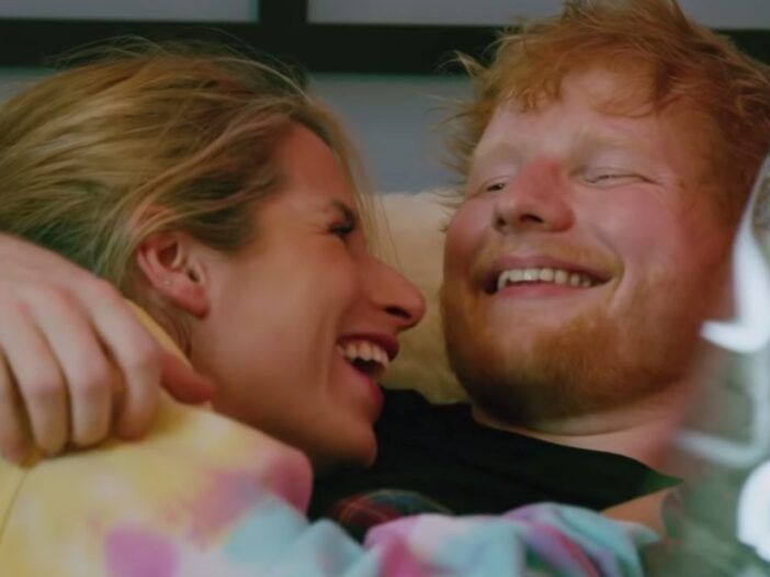 Ed Sheeran ja hänen vaimonsa Cherry Seaborn hymyilevät ja makaavat toisissaan
