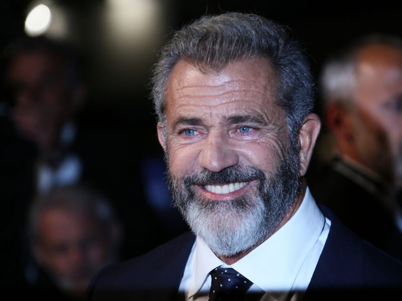 Mel Gibson sonríe con un esmoquin negro