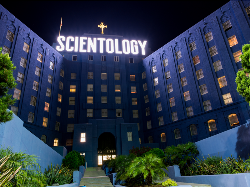 Los Ángeles, CA: 27 de julio de 2016: Edificio de la Iglesia de Scientology por la noche en Los Ángeles. Scientology es una religión que fue creada en 1954 por el autor de ciencia ficción L. Ronald Hubbard.