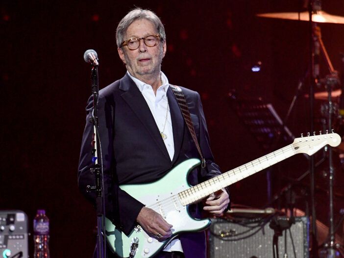 Eric Clapton spilte gitar på scenen i 2020