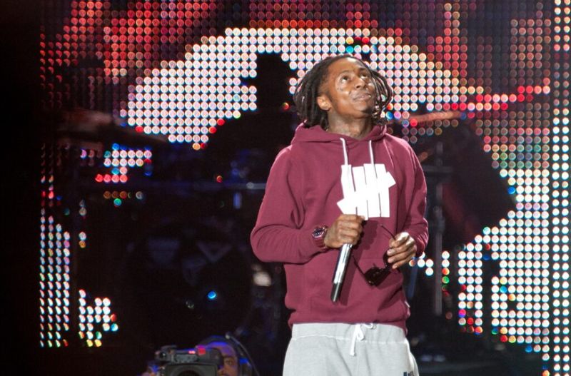 Lil Wayne kannab punast kampsunit ja esineb laval.