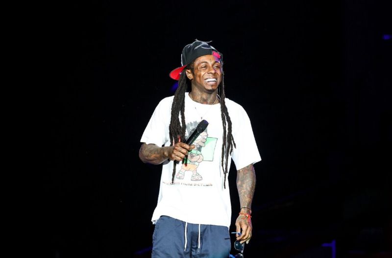 Lil Wayne esinemas ja valget t-särki kandmas.