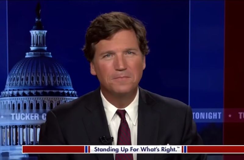 Tucker Carlson i svart dress på Fox News Channel.