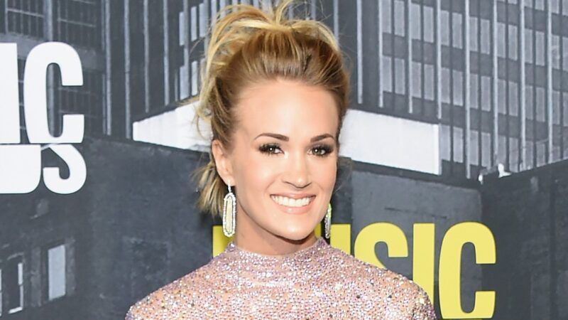 Carrie Underwood ima dvignjene lase in na rdeči preprogi zaziba bleščečo kratko obleko