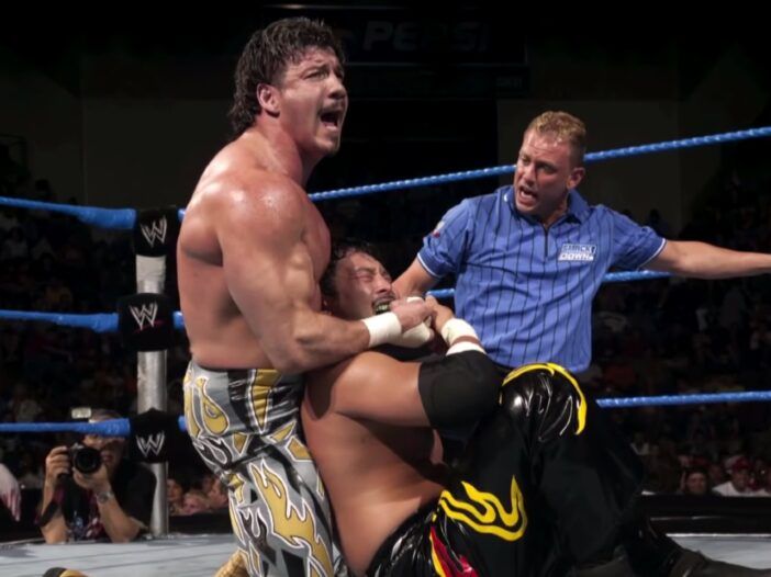 Eddie Guerrero compitiendo en un combate de lucha libre.