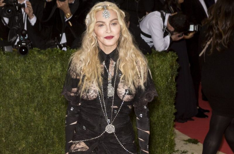 Madonna tērpā no melnām mežģīnēm un sudraba ķēdītēm.
