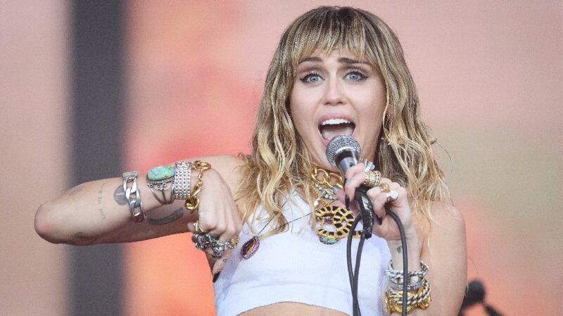 Miley Cyrus se enfrenta a una reacción violenta por el pollo frito, les da a los fanáticos un vistazo descarado y más