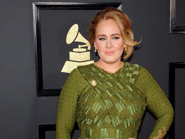 Adele Grammy ceremonijā zaļā kleitā.