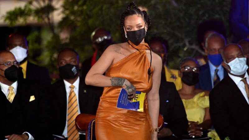 Rihanna luce vestido naranja y realiza programa en Barbados