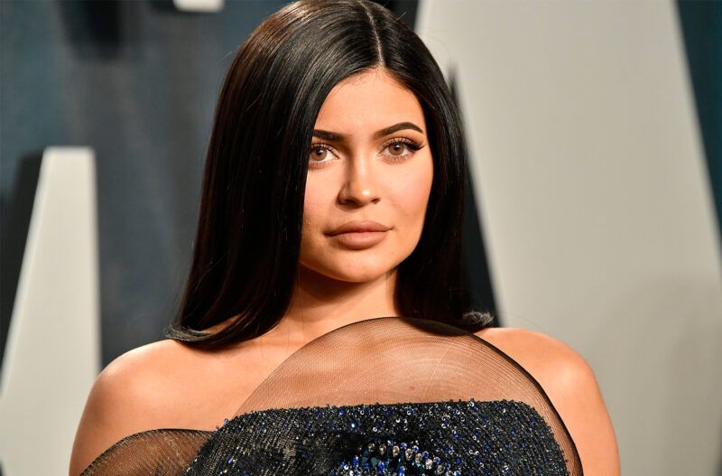 Kylie Jenner regresa a las redes sociales con una foto de su embarazo después de una pausa de dos meses, reflexiona sobre el año con 'Heartaches'