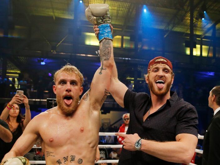 Jake y Logan Paul levantan los brazos y sacan la lengua tras exitosa pelea