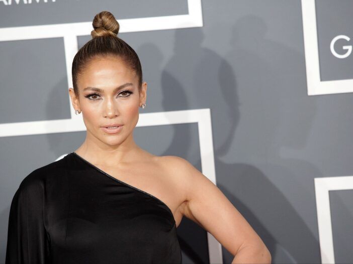 Jennifer Lopez mala na udeľovaní cien Grammy čierne šaty mimo ramena