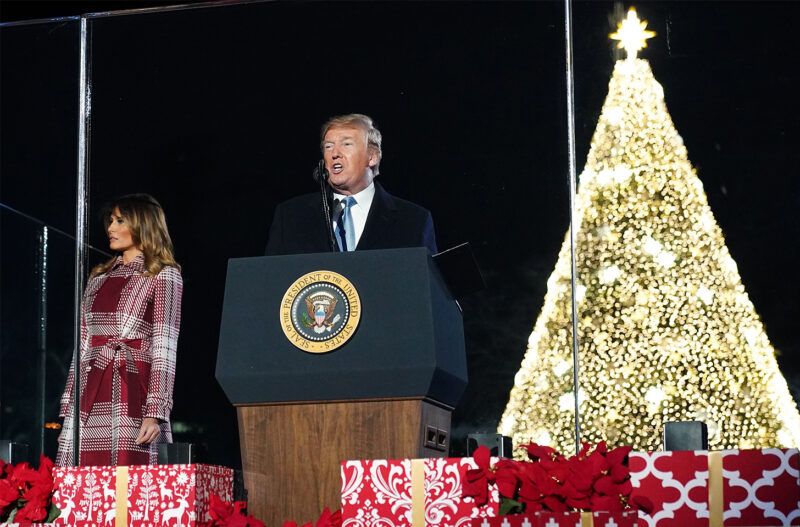 Božićna čestitka Donalda Trumpa ismijana na internetu, ali evo prave priče iza toga