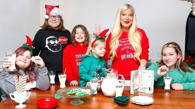 Tori Spelling pukeutuu juhlapyjamaan viiden lapsensa kanssa maidosta nauttien