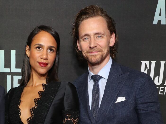 Tom Hiddleston mergina: ką reikia žinoti apie jo meilės gyvenimą 2022 m