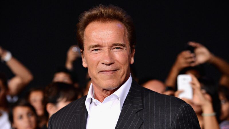 Arnold Schwarzenegger kannab punasel vaibal musta ülikonda