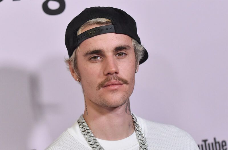 Ali je Justin Bieber QAnonu na VMA poslal tajno sporočilo?