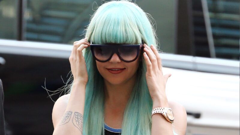 Amanda Bynes usa una peluca azulada y lentes de sol oscuros cuando va a la corte en Nueva York.
