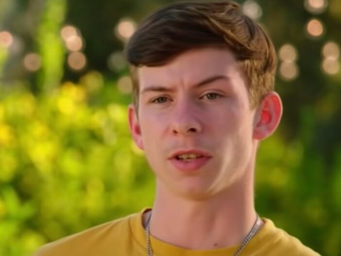 Cecil Ray viste una camiseta amarilla mientras da una entrevista en American Idol