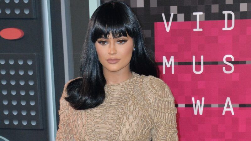 Kylie Jenner luce una peluca negra y un vestido color canela en la alfombra roja