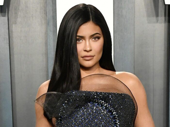 Raseda Kylie Jenneri välimus põrutab lateksist minikleidis
