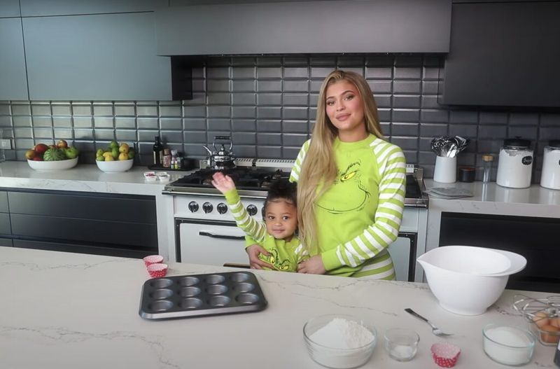 Kylie Jenner și fiica ei, Stormi Webster, poartă pijacouri Grinch asortate în bucătărie