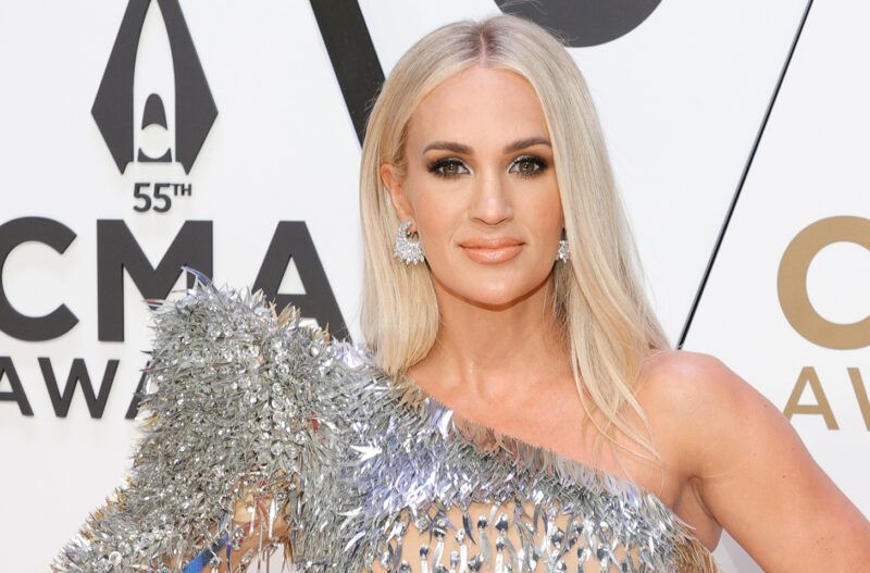Carrie Underwood u vrlo svjetlucavoj srebrnoj haljini