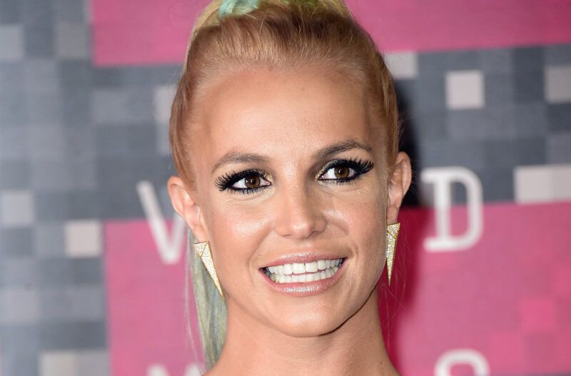 Prim-plan cu Britney Spears zâmbind