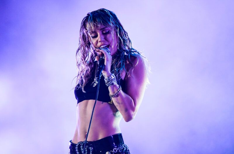 Miley Cyrus z golim hrbtom nastopa na odru