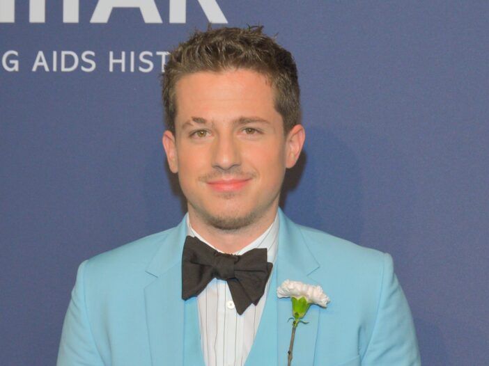 Charlie Puth trägt einen puderblauen Anzug bei der amfAR New York Gala 2020