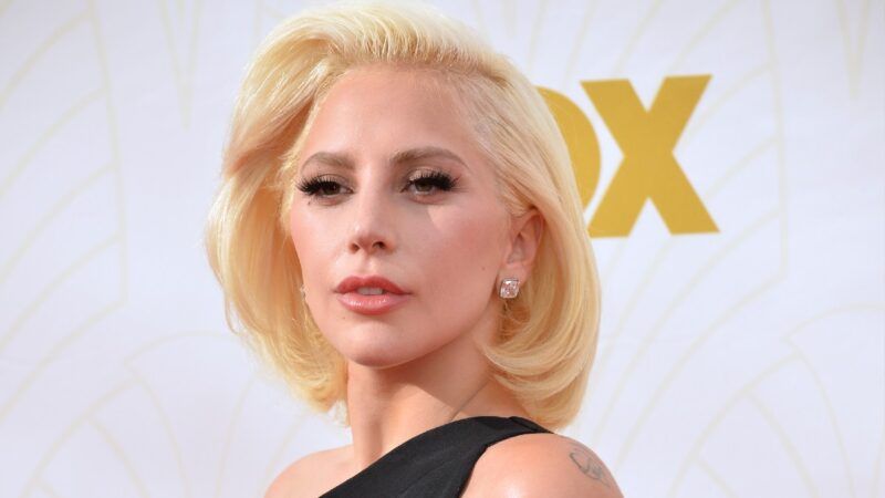 Lady Gaga na crvenom tepihu nosi crnu haljinu