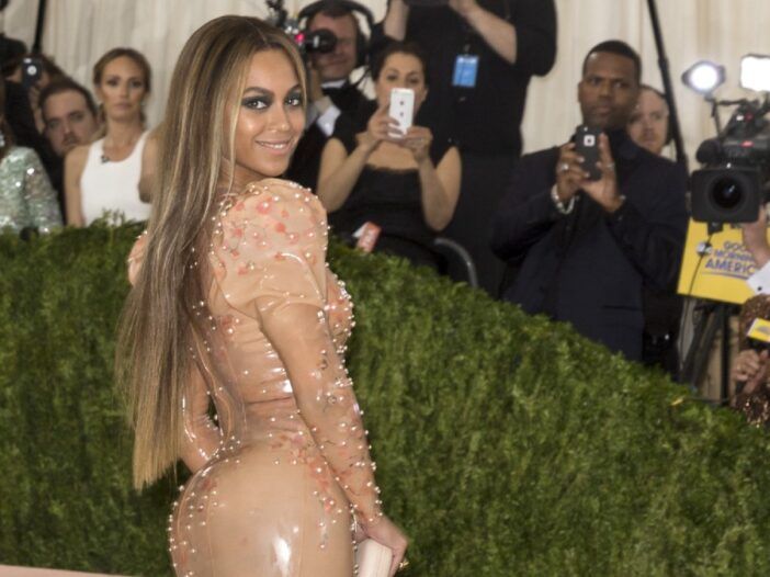 Beyonce muestra una sensual falda con un impresionante vestido cruzado