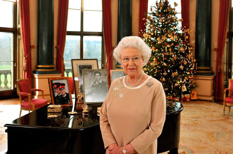 क्रिसमस ट्री के सामने खड़ी महारानी एलिजाबेथ