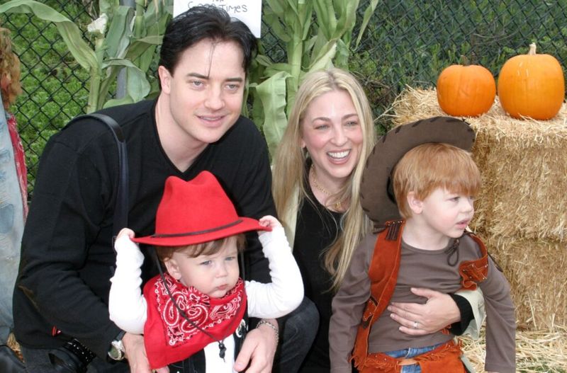 Brendans Freizers un bijusī sieva Aftona Smita ķirbju vietā kopā ar bērniem, kuri ir ģērbušies kā kovboji.