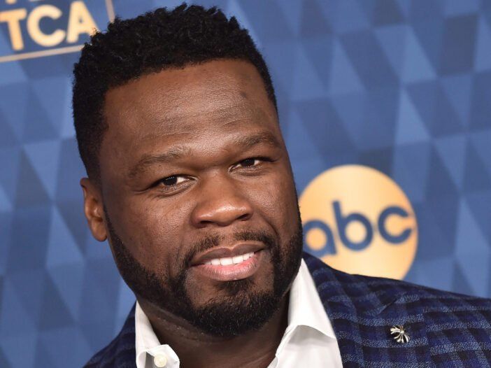 Primer plano de 50 Cent con un traje a cuadros en enero de 2020