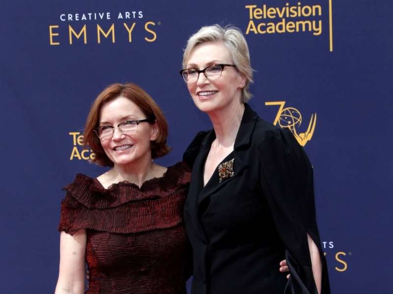 LOS ANDŽELAS – RUGSĖJO 9 d.: Jennifer Cheyne, Jane Lynch 2018 m. Creative Arts Emmy apdovanojimuose – 2 diena – atvyksta į Microsoft Theatre 2018 m. rugsėjo 9 d. Los Andžele, Kalifornijoje.