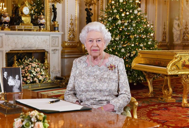 Kráľovná Alžbeta minulý rok poslala Meghan a Harryho synovi veľmi zvláštny vianočný darček