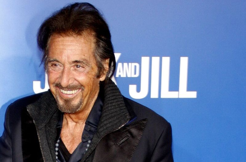 Al Pacino sonriendo y vistiendo una chaqueta negra.