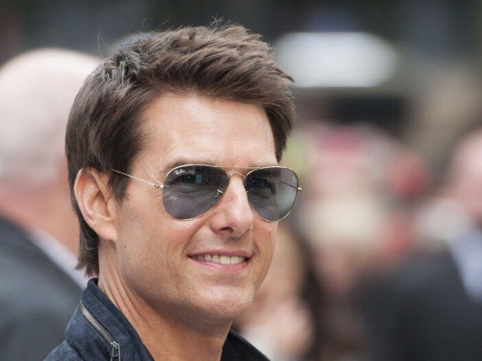 Primer plano de Tom Cruise con gafas de sol.