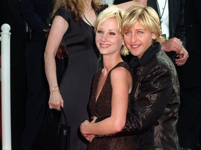 Anne Heche y Ellen DeGeneres se abrazan juntas en la alfombra roja