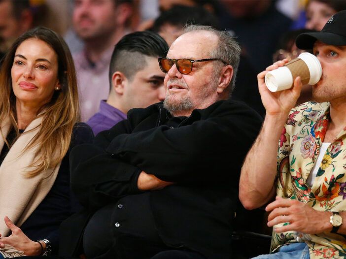 Jack Nicholson de negro y gafas de sol sentado en un Laker