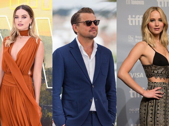 Tri fotografie vedľa seba. Margot Robbie vľavo v oranžových šatách, Leonardo DiCaprio v strede v modrom obleku a slnečných okuliaroch, Jennifer Lawrence vpravo v čierno-zlatých šatách.