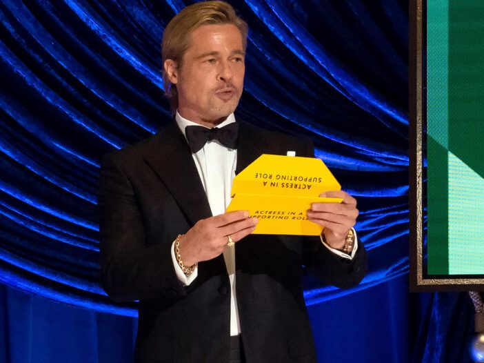 Brad Pitt presenterer på den 93. Oscar-utdelingen.