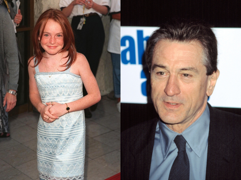 Lindsay Lohan poserer på venstre side av bildet i en blå kjole, mens Robert DiNero er på høyre side av bildene i en svart dress